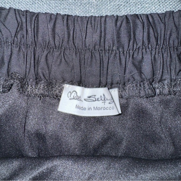 Miss Selfridge poplin puffball mini skirt in black - Picture 4 of 6